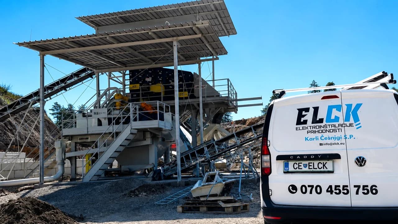 ELCK vozilo pred industrijskim objektom med elektroinštalacijskimi deli