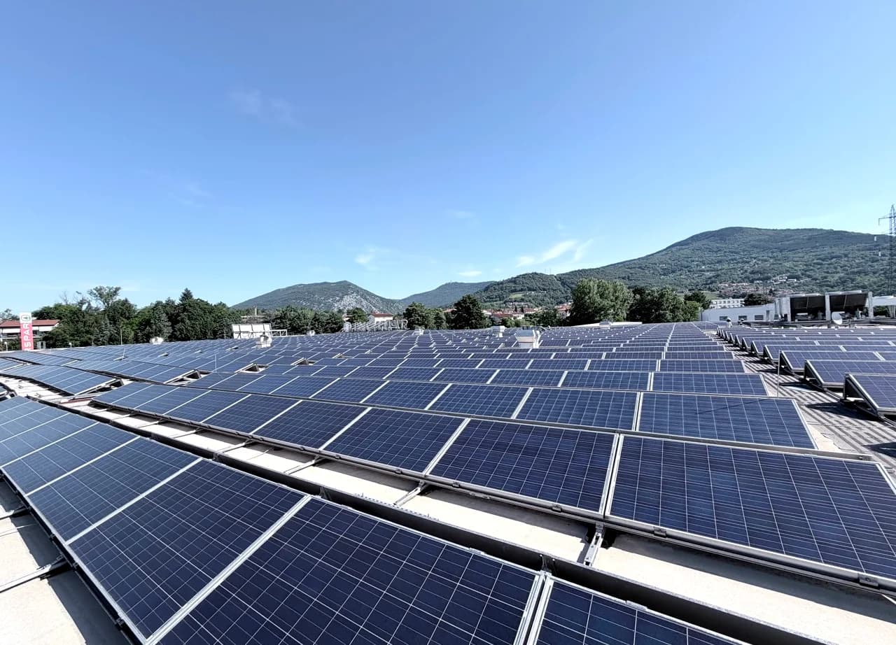 Strešna sončna elektrarna z elektro infrastrukturo