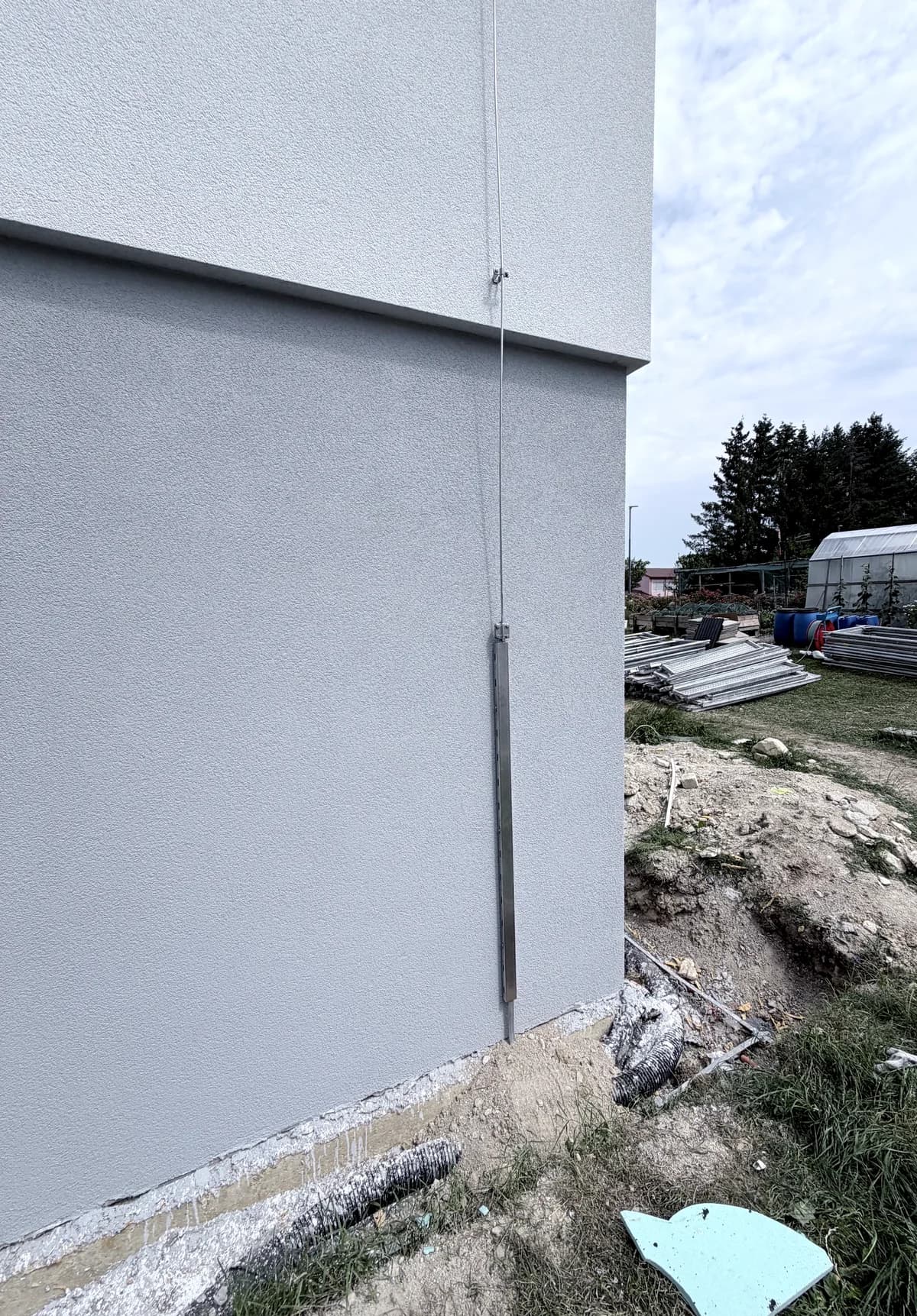 Zunanje elektro instalacije in kabelske poti ob objektu