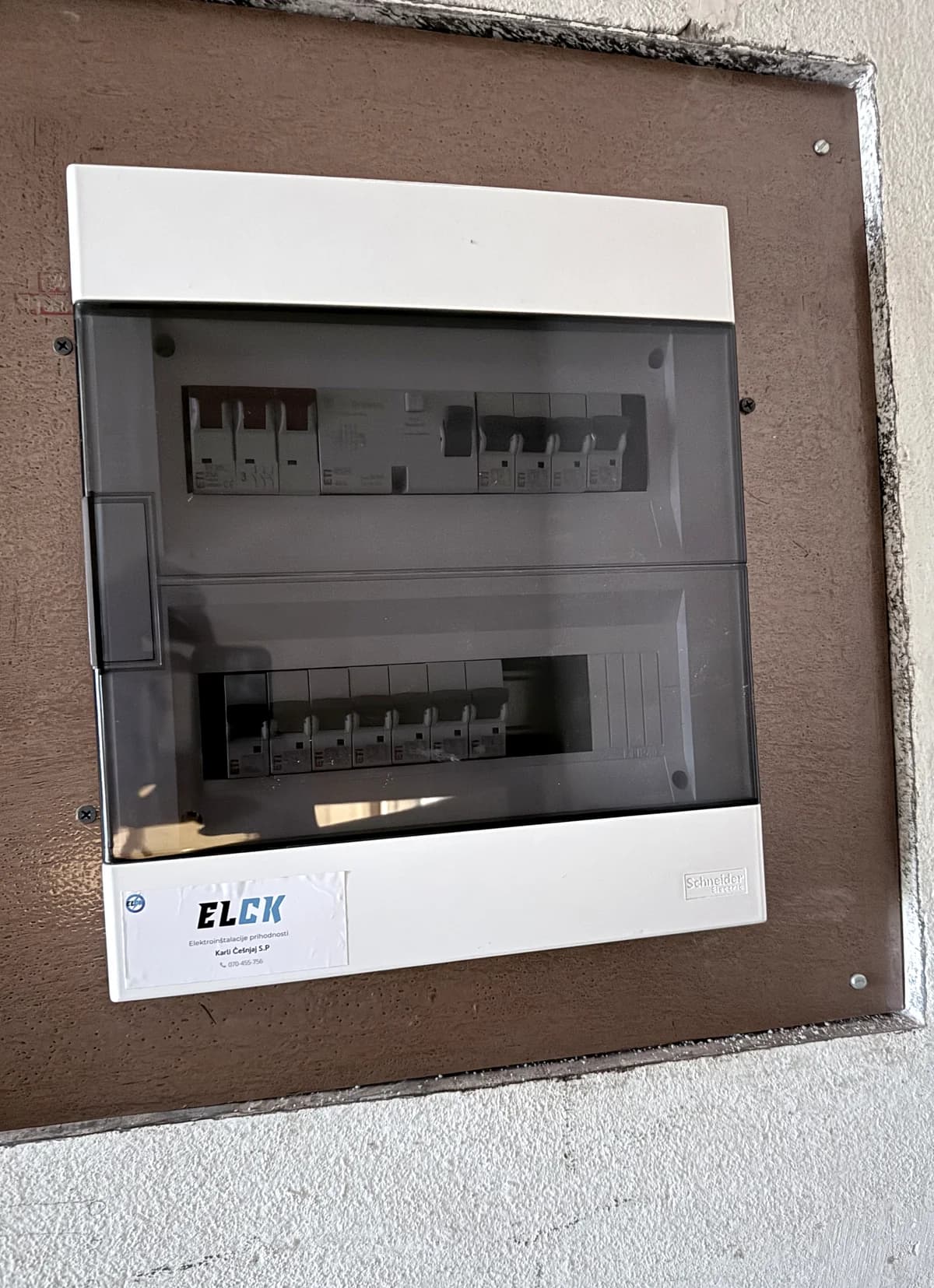 Električni razdelilnik z oznako ELCK elektroinštalacije